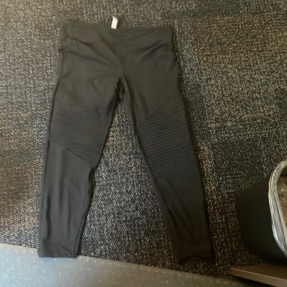 Leggings with piping at knee from boutique